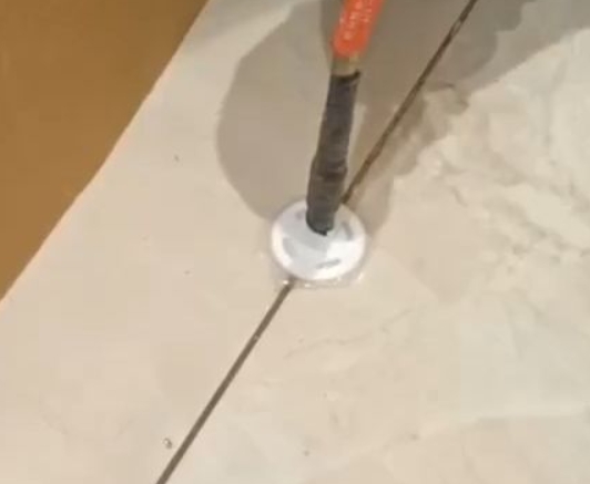 辽源瓷砖空鼓维修公司专业解答瓷砖在铺贴过程中，如果没有涂抹均匀到位的粘结材料（如水泥砂浆或瓷砖胶），可能会导致以下问题
